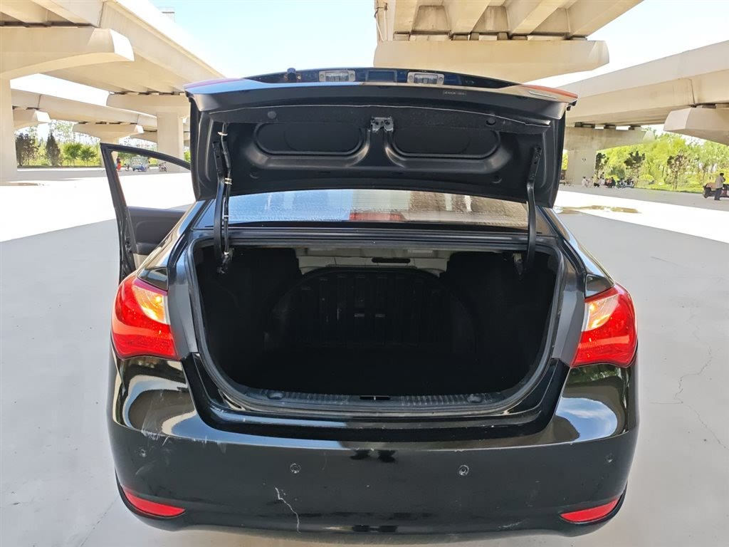 HYUNDAI CELESTA 2011