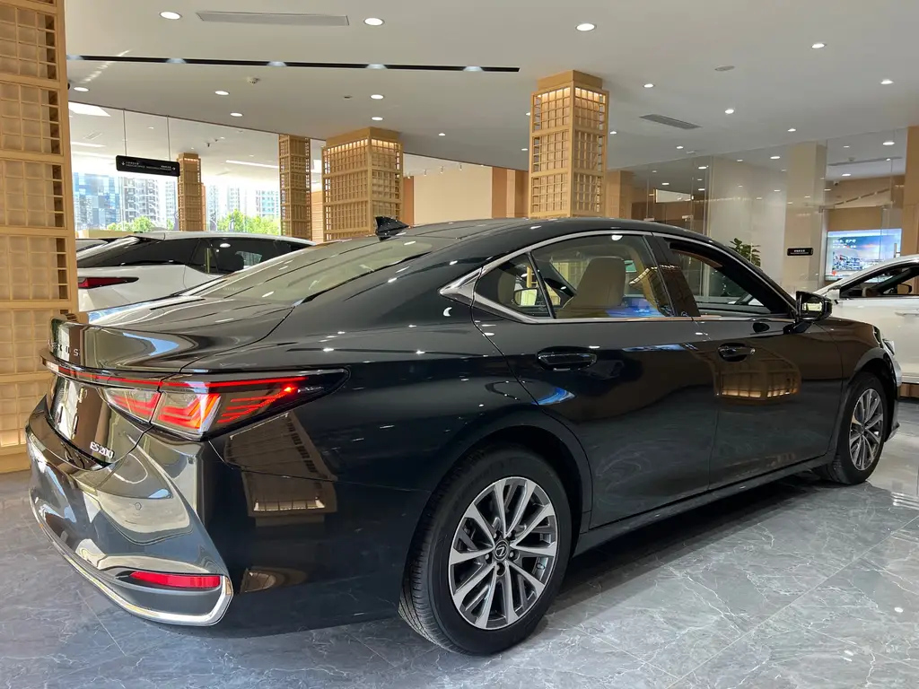 LEXUS ES 2025