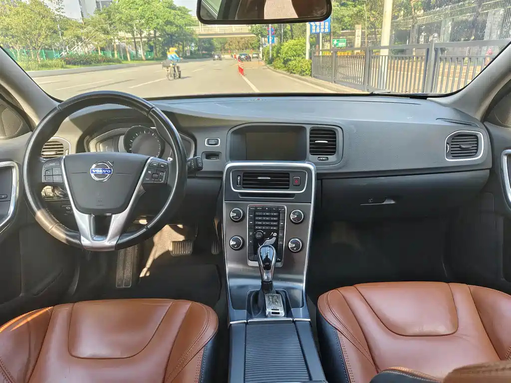 VOLVO V60 2014
