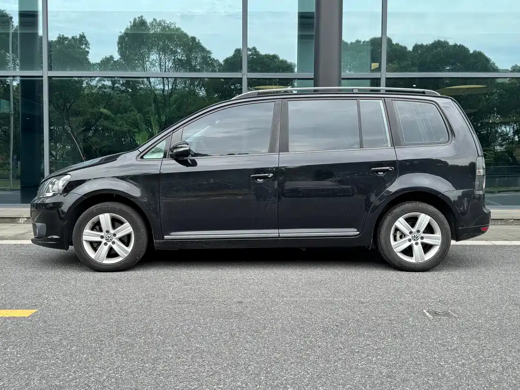 VOLKSWAGEN TOURAN 2015