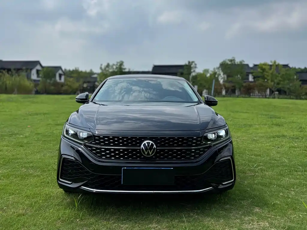 VOLKSWAGEN PASSAT 2023