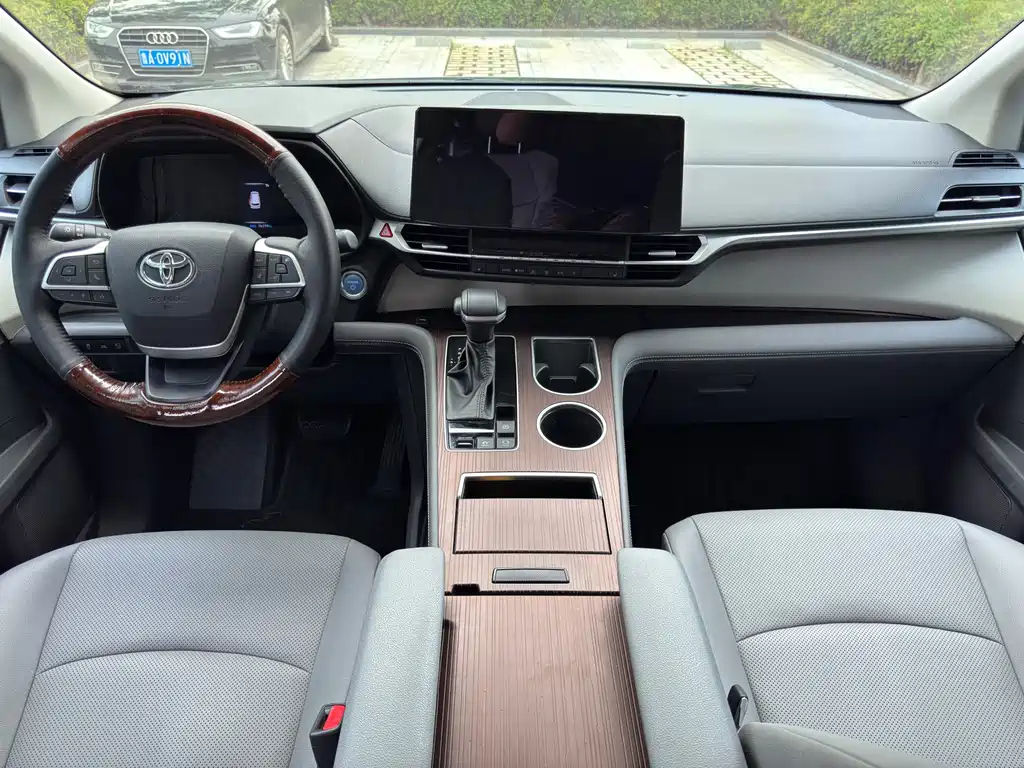 TOYOTA GRANVIA 2023