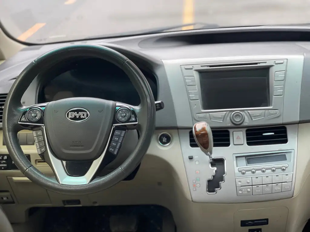 BYD M6 2013