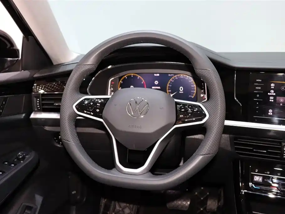VOLKSWAGEN PASSAT 2024