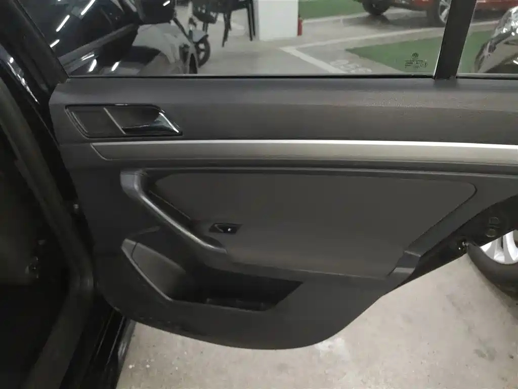 VOLKSWAGEN LAVIDA 2015