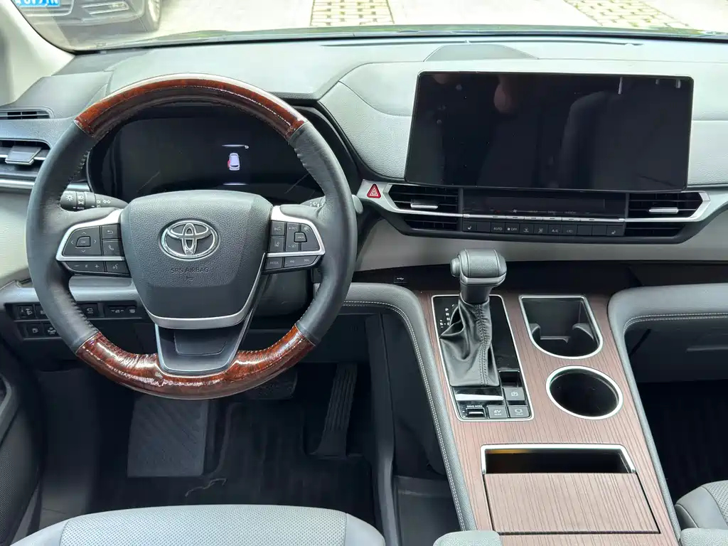 TOYOTA GRANVIA 2023
