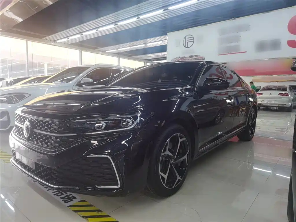 VOLKSWAGEN PASSAT 2024