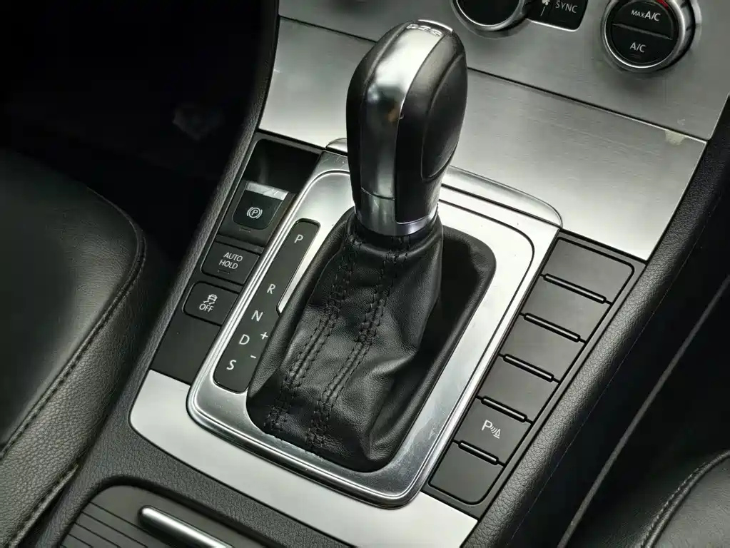 VOLKSWAGEN MAGOTAN 2013