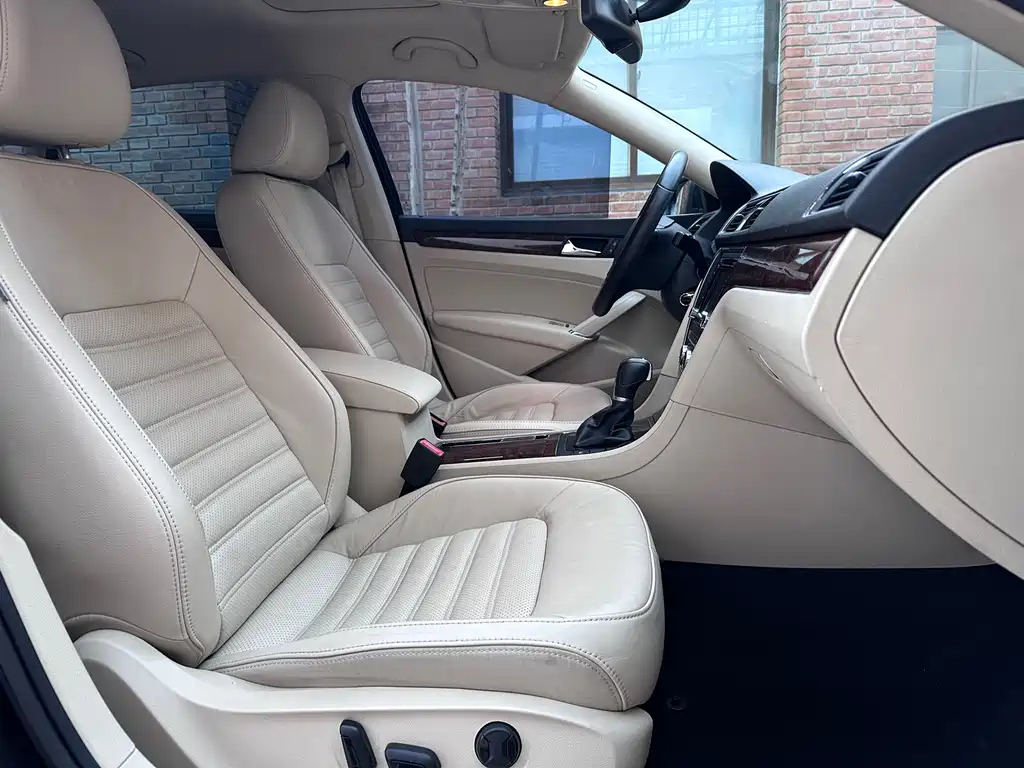 VOLKSWAGEN PASSAT 2012
