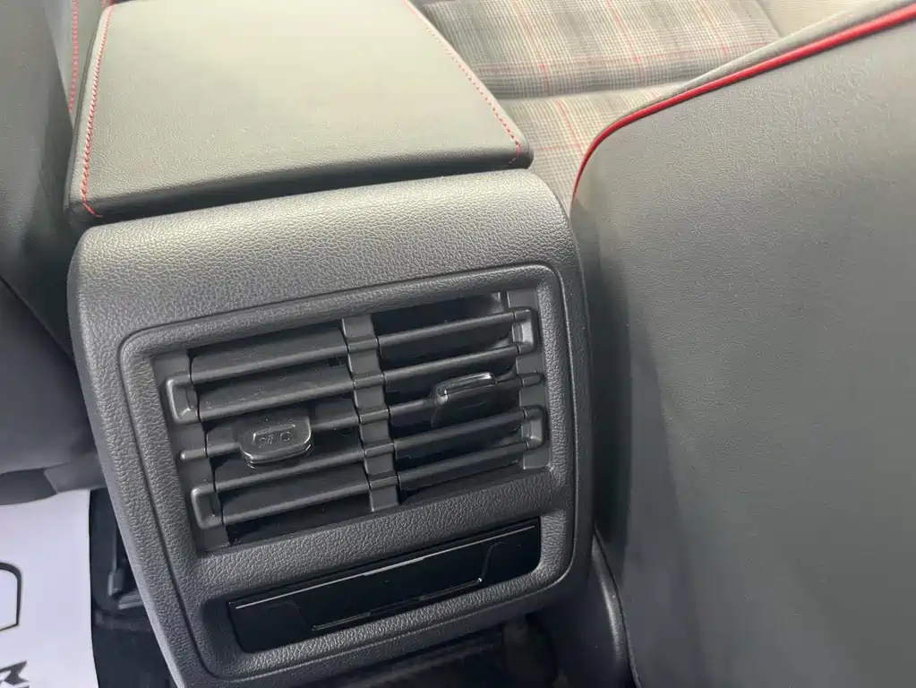 VOLKSWAGEN GOLF GTI 2023