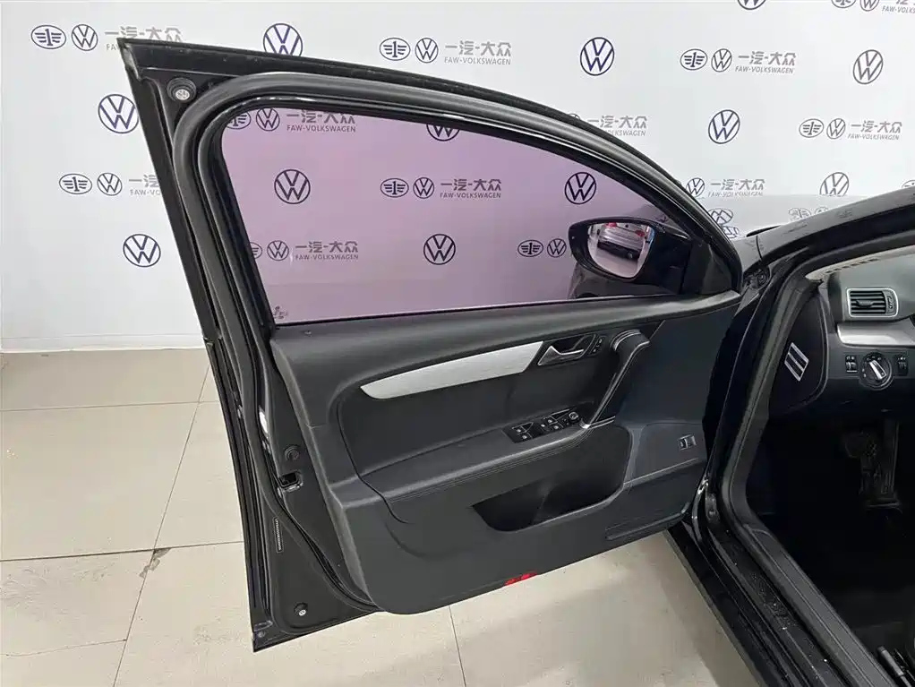 VOLKSWAGEN MAGOTAN 2014