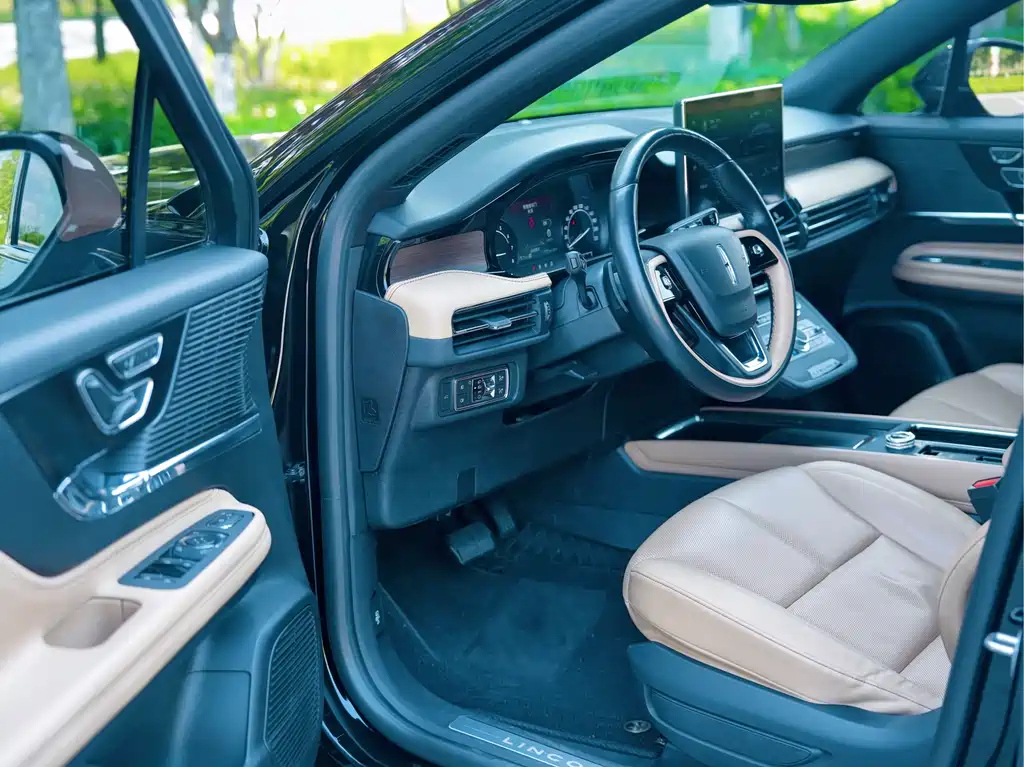 LINCOLN ADVENTURER 2020