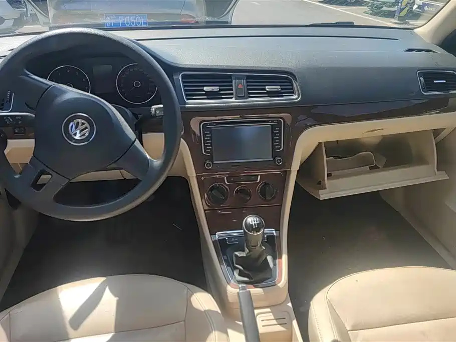 VOLKSWAGEN LAVIDA 2014