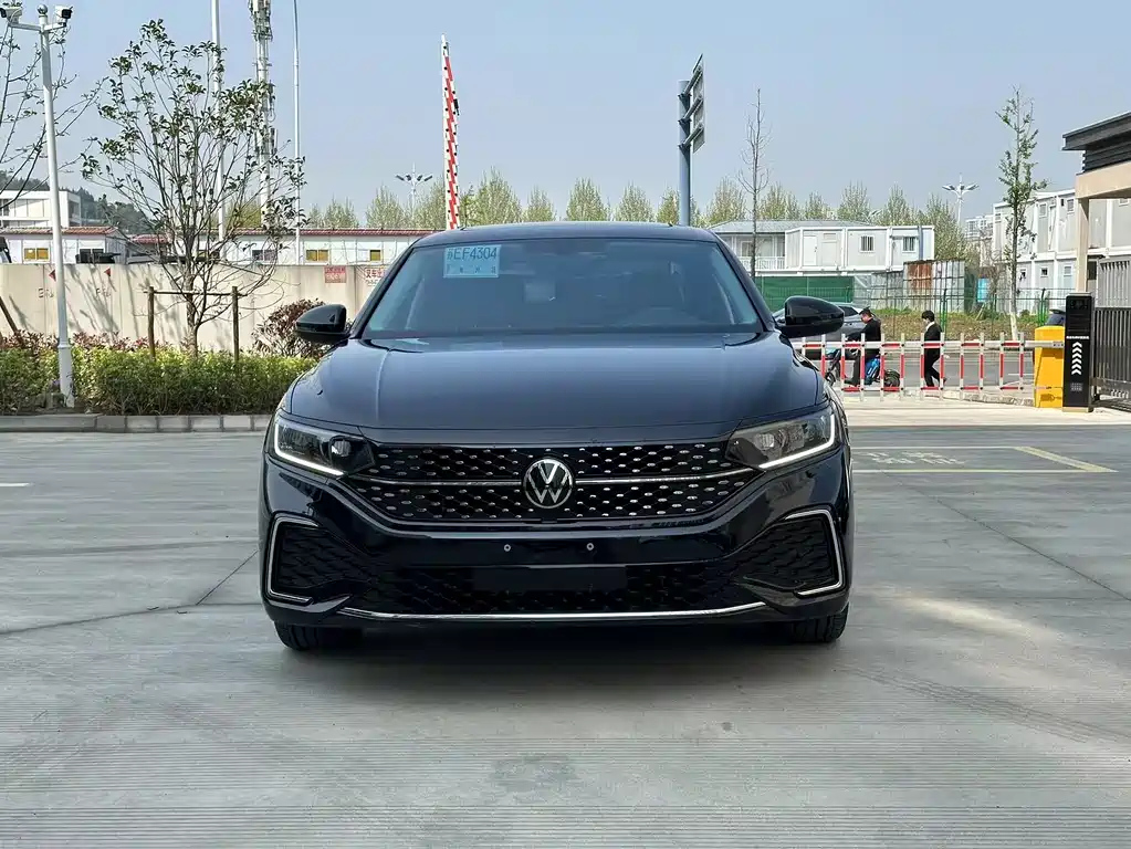 VOLKSWAGEN PASSAT 2023