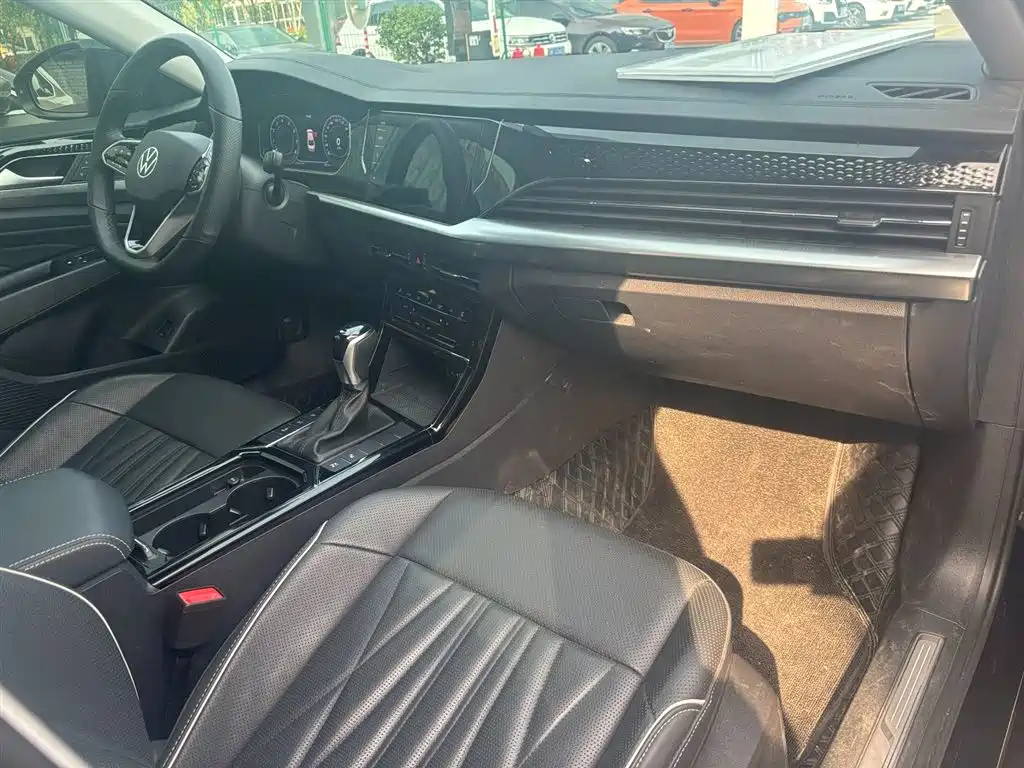 VOLKSWAGEN PASSAT 2023