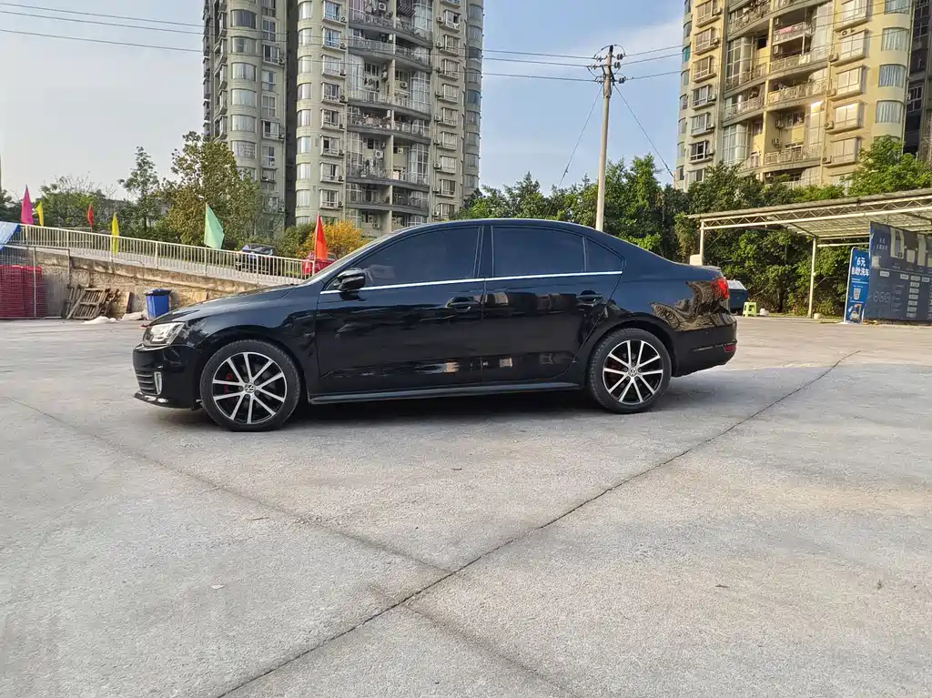 VOLKSWAGEN SAGITAR 2014