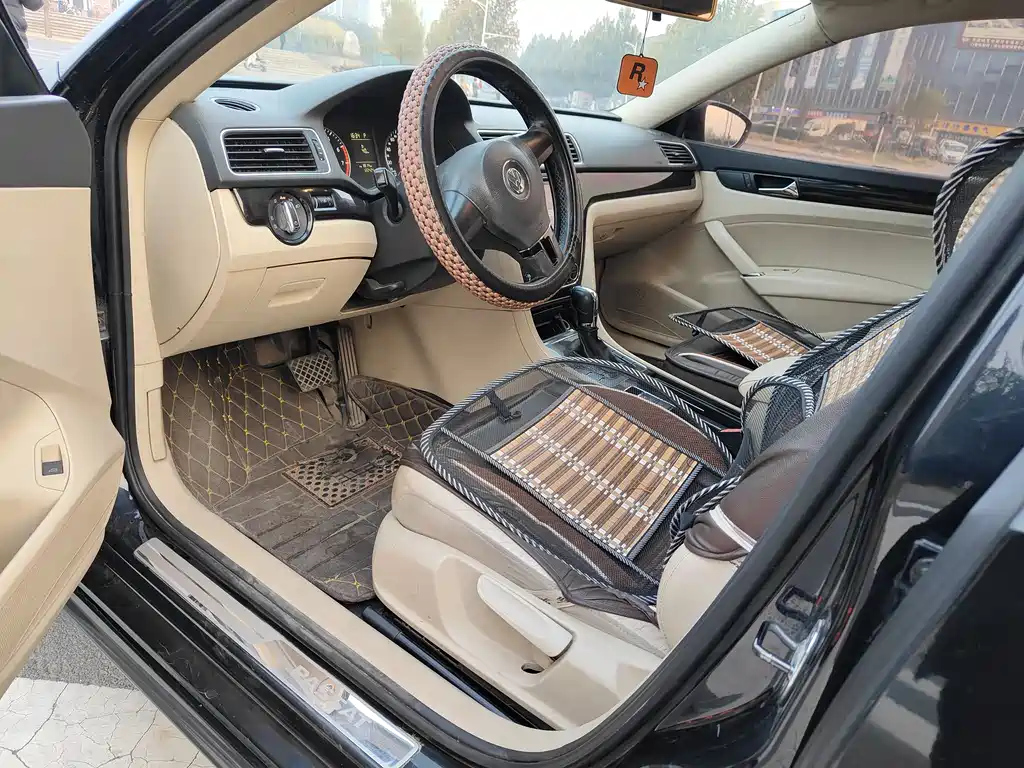 VOLKSWAGEN PASSAT 2012