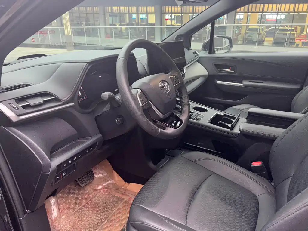 TOYOTA GRANVIA 2023