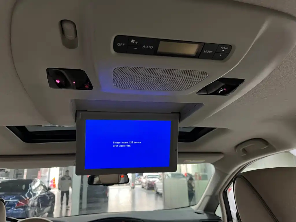 NISSAN QUEST 2017