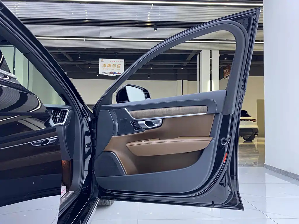 VOLVO S90 2023