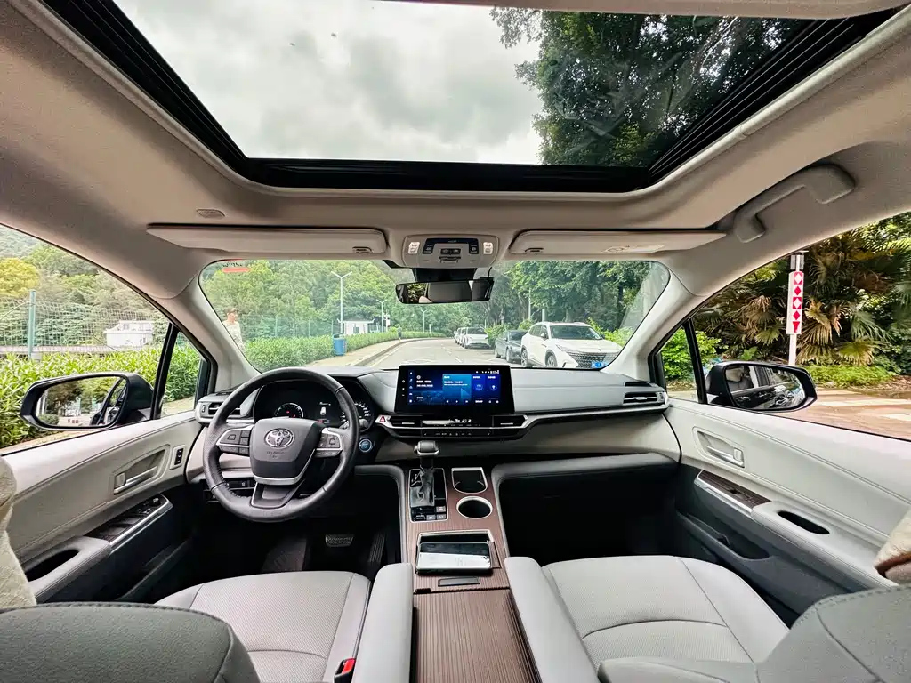 TOYOTA GRANVIA 2023