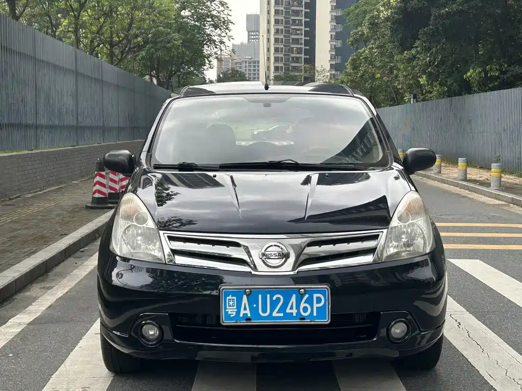 NISSAN LIVINA 2012