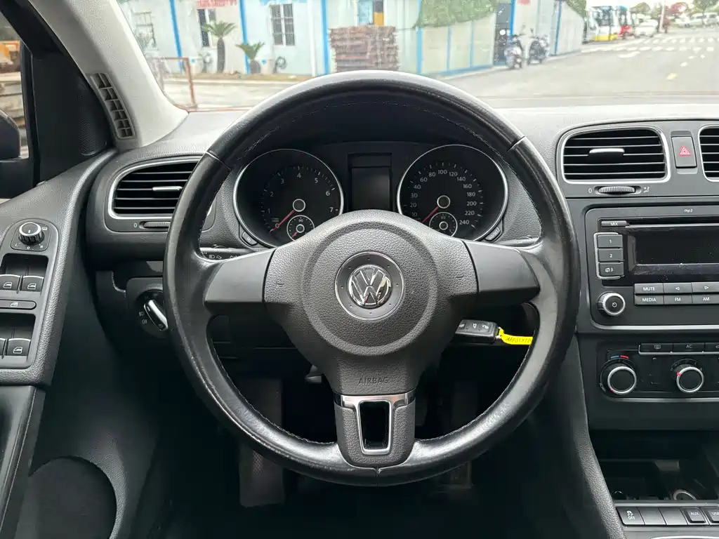VOLKSWAGEN GOLF 2012