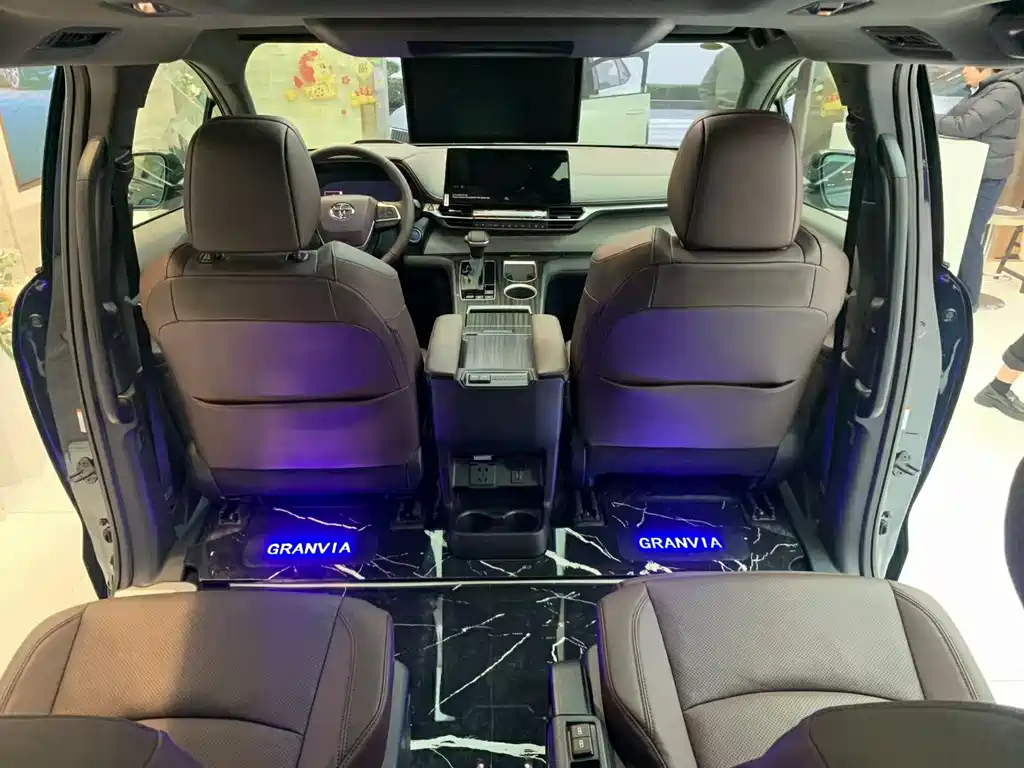 TOYOTA GRANVIA 2023