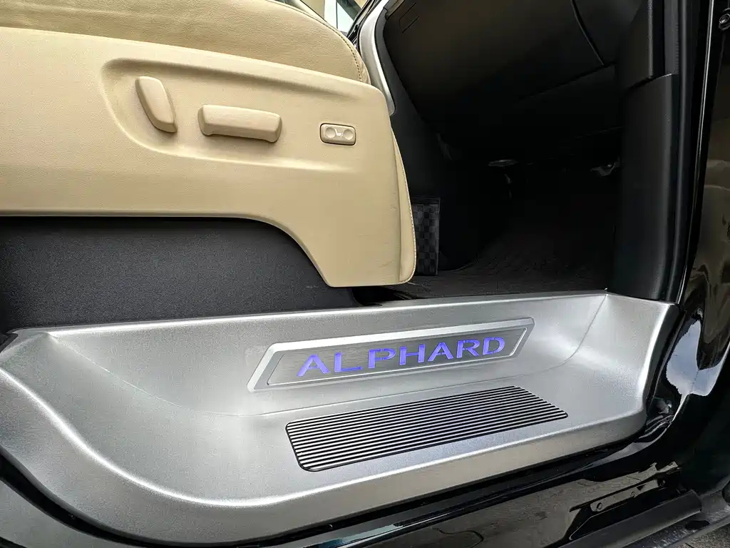 TOYOTA ALPHARD 2017
