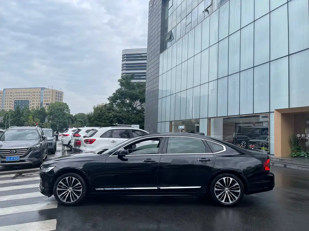 VOLVO S90 2023