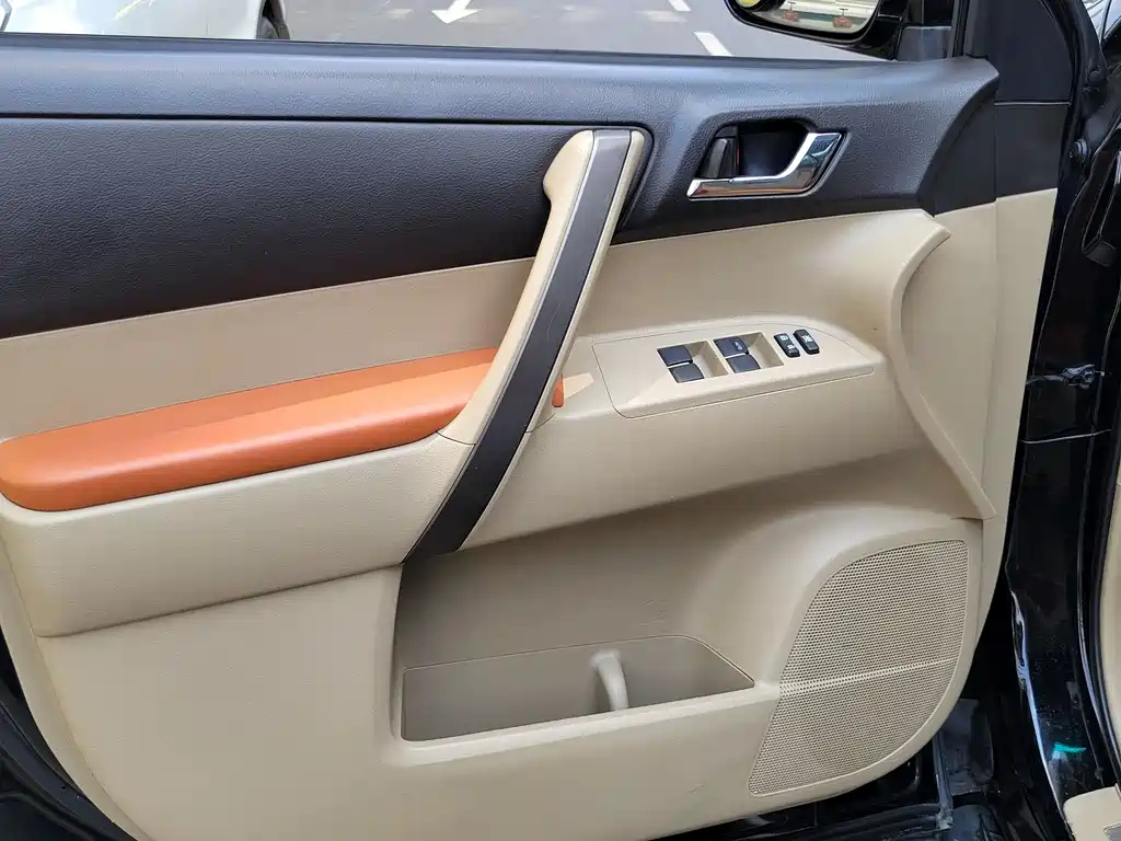 TOYOTA HIGHLANDER 2010