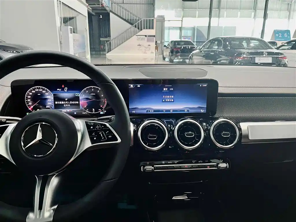 MERCEDES BENZ GLB 2024