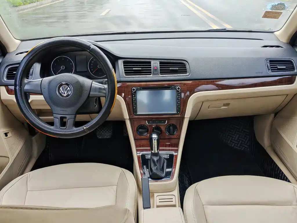 VOLKSWAGEN LAVIDA 2015