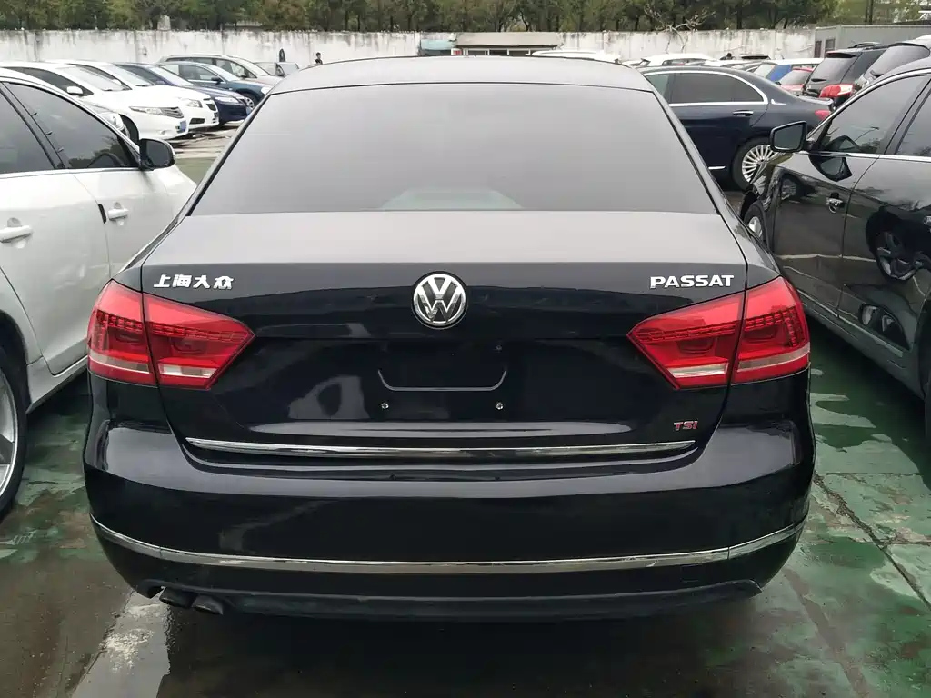 VOLKSWAGEN PASSAT 2011