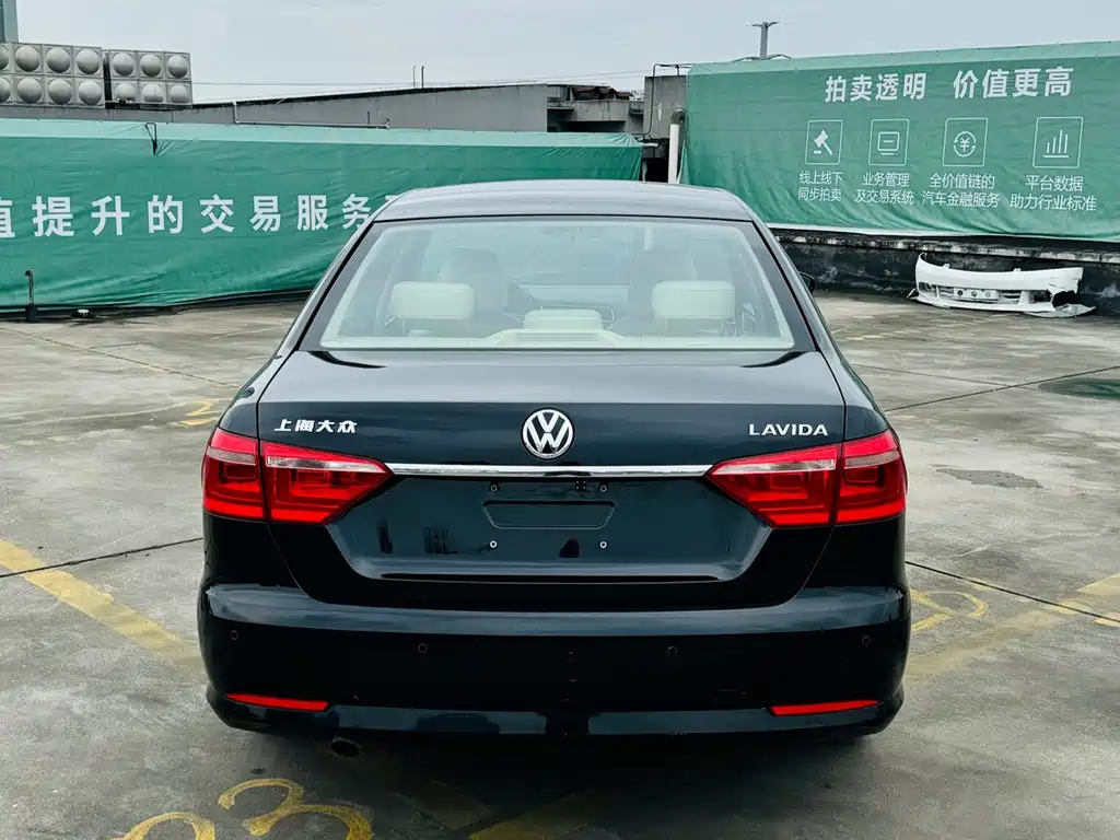 VOLKSWAGEN LAVIDA 2015