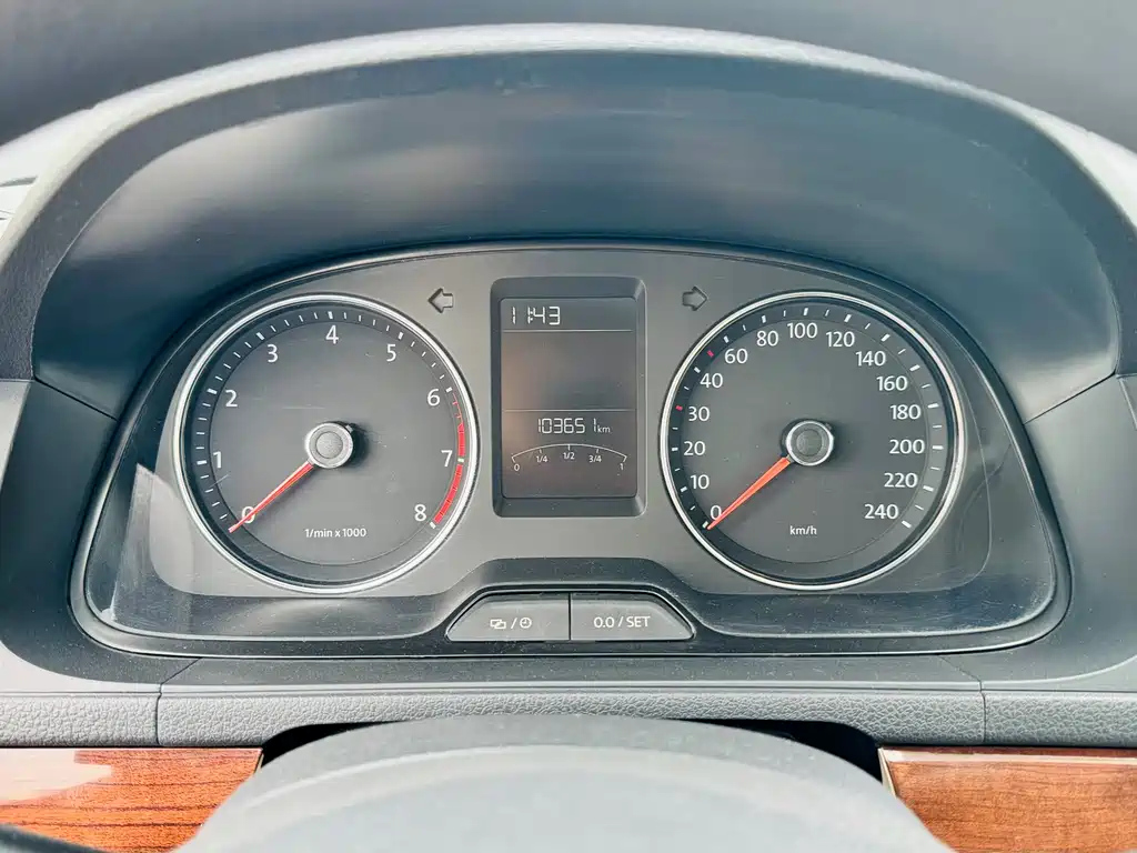 VOLKSWAGEN LAVIDA 2015