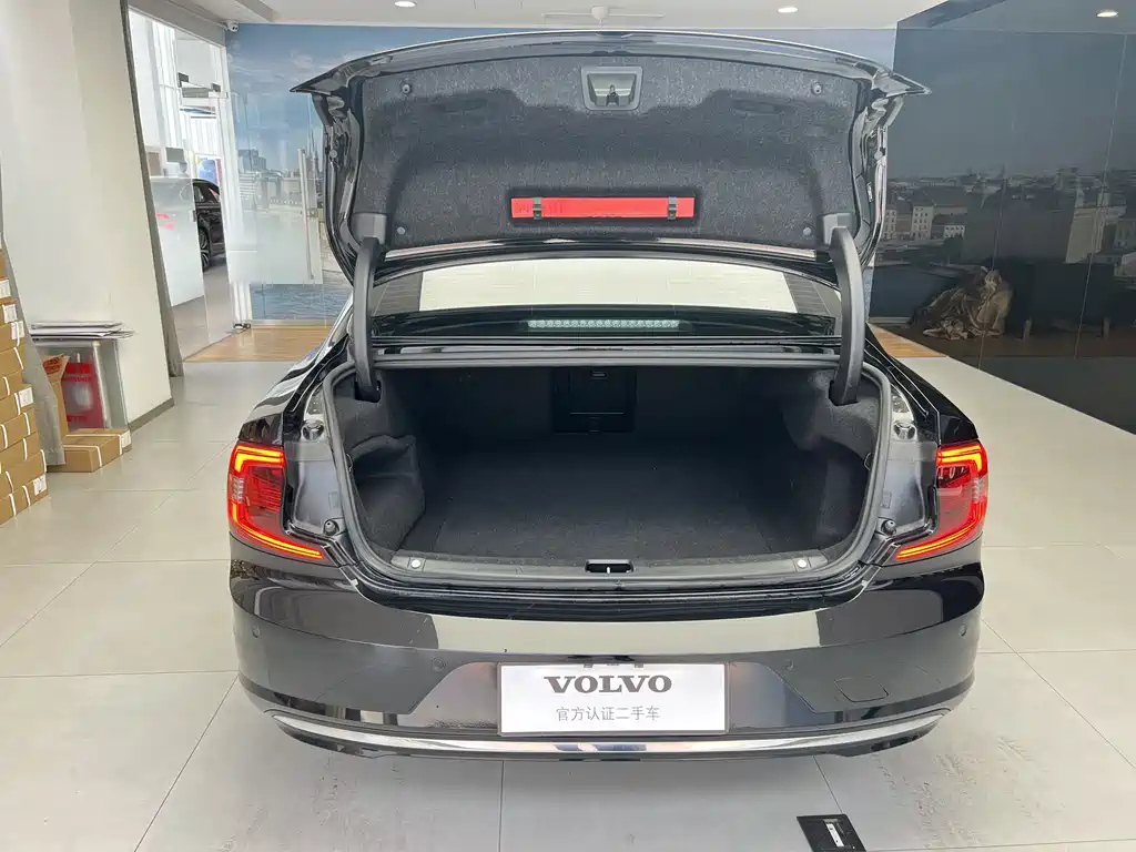 VOLVO S90 2023