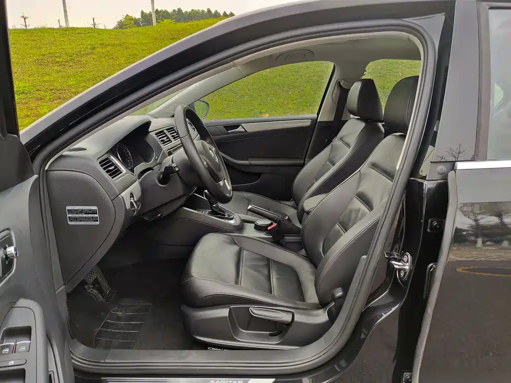 VOLKSWAGEN SAGITAR 2014