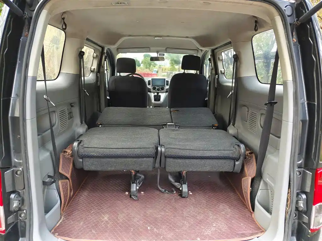 NISSAN NV200 2013