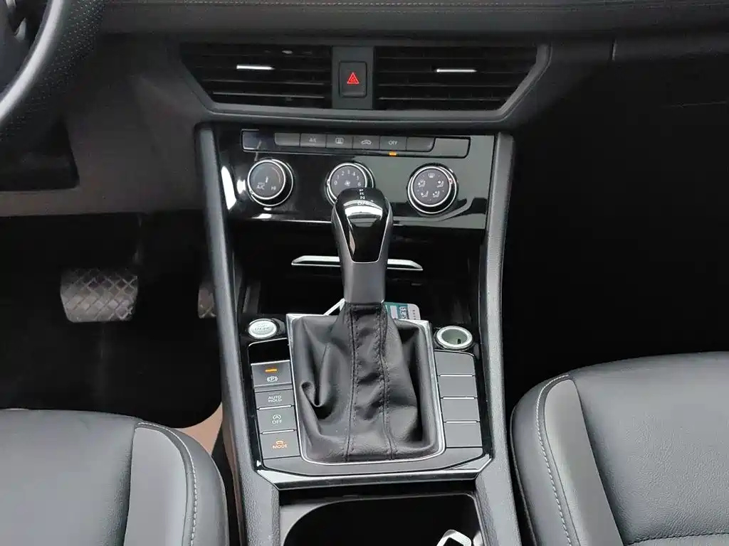 VOLKSWAGEN SAGITAR 2022