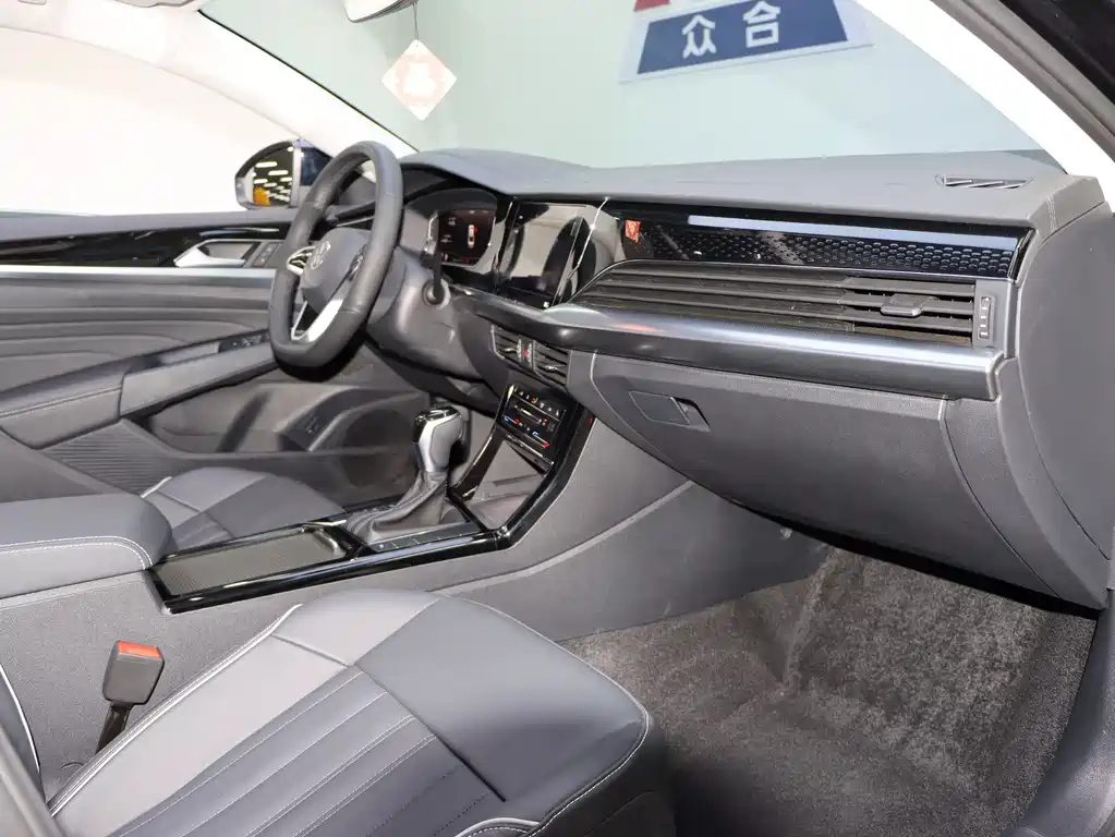 VOLKSWAGEN PASSAT 2024