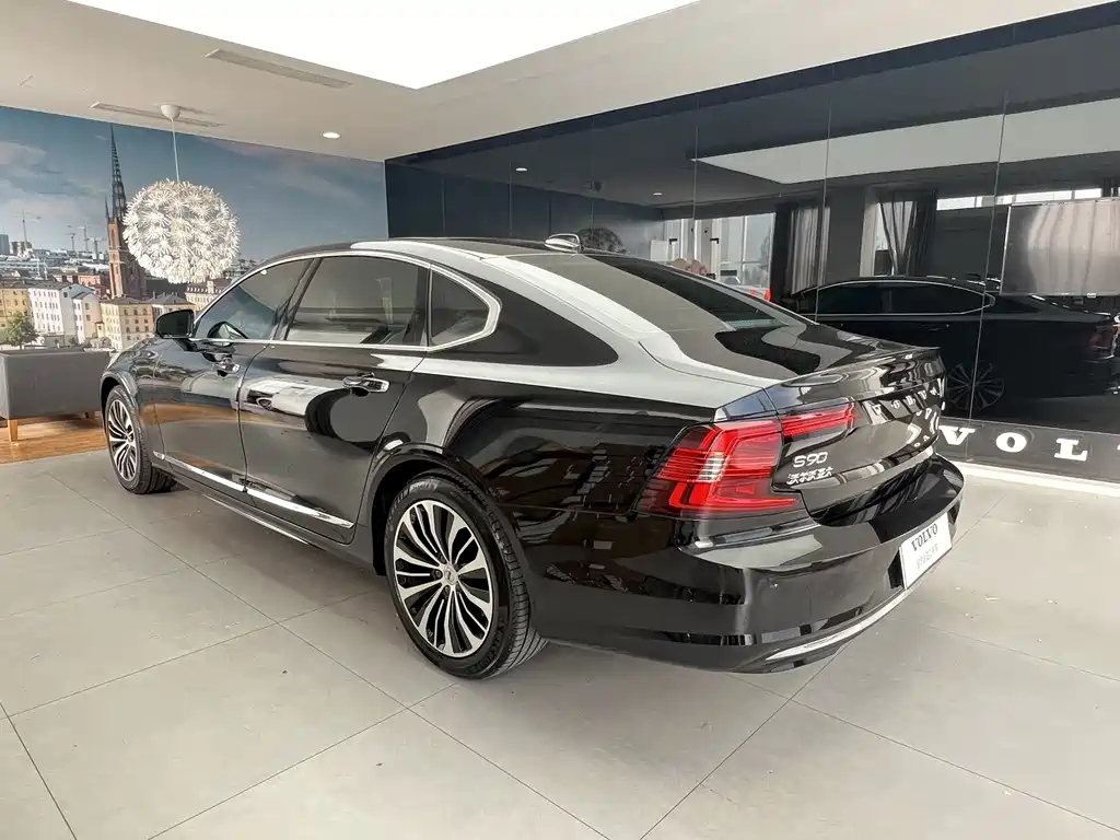 VOLVO S90 2023