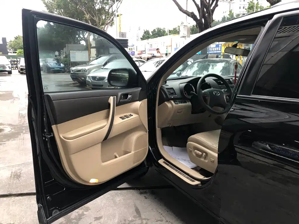 TOYOTA HIGHLANDER 2010