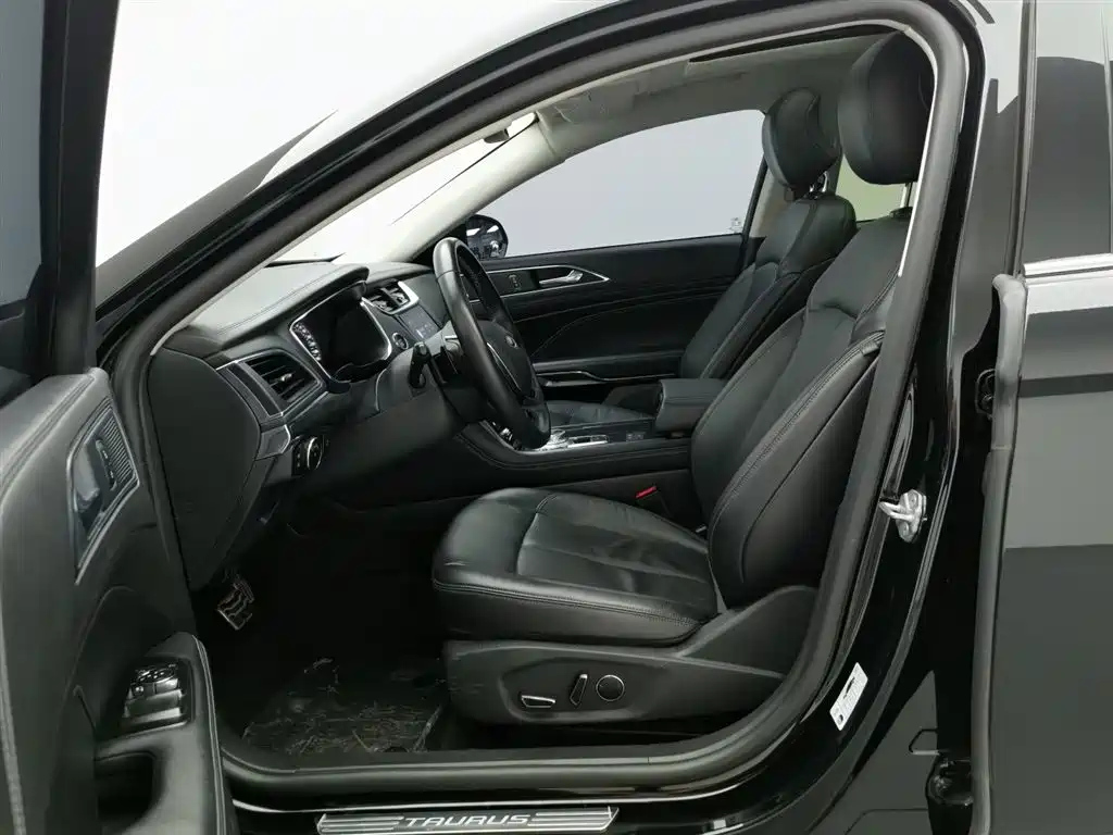 FORD TAURUS 2020