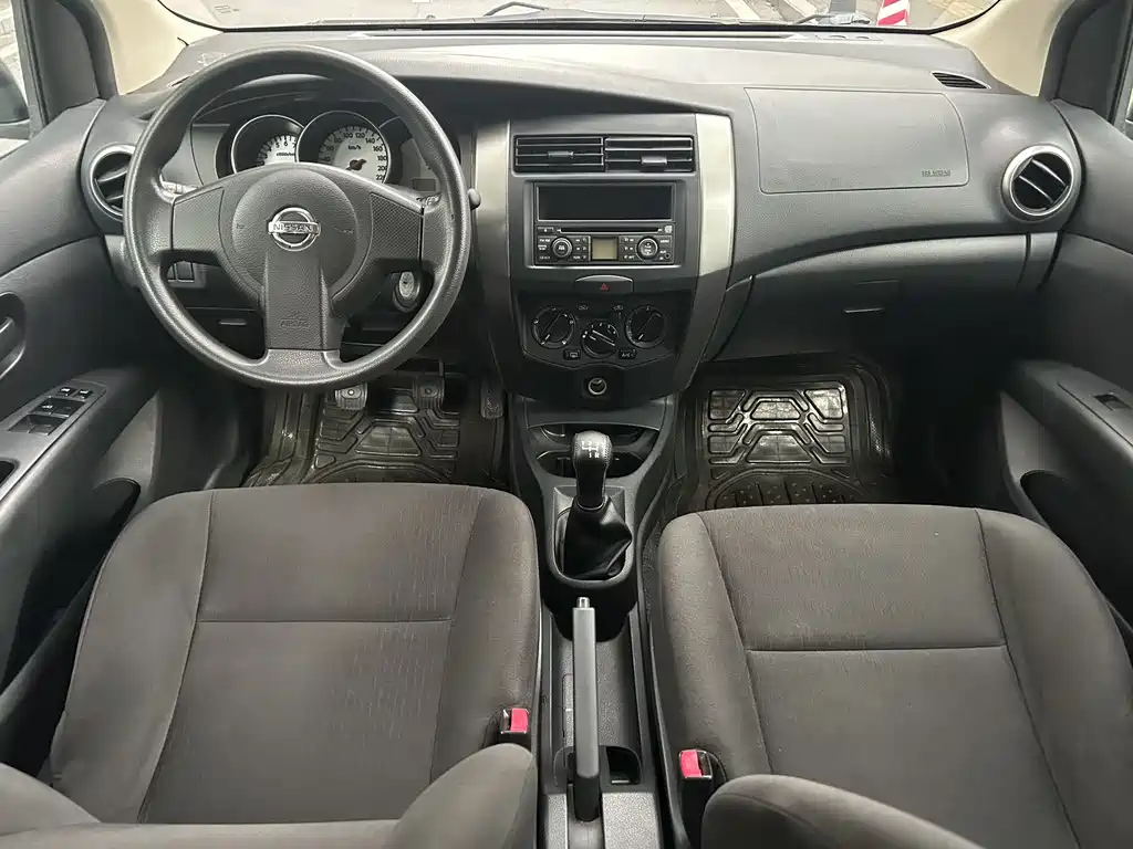 NISSAN LIVINA 2012