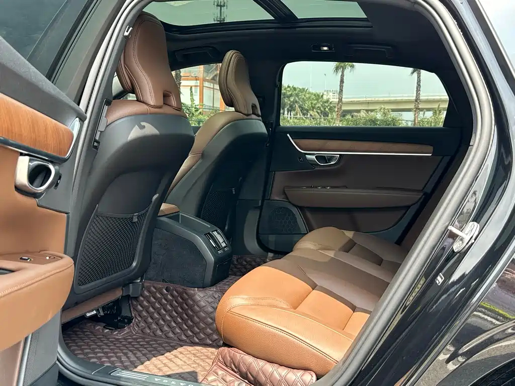 VOLVO S90 2023