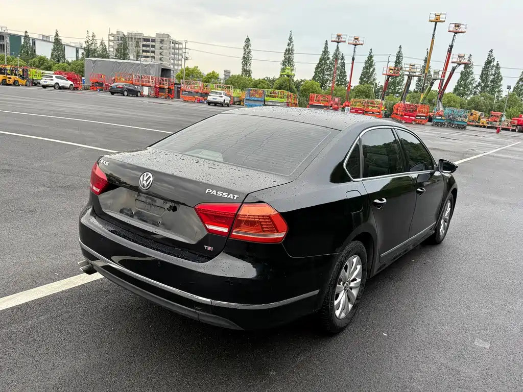 VOLKSWAGEN PASSAT 2013