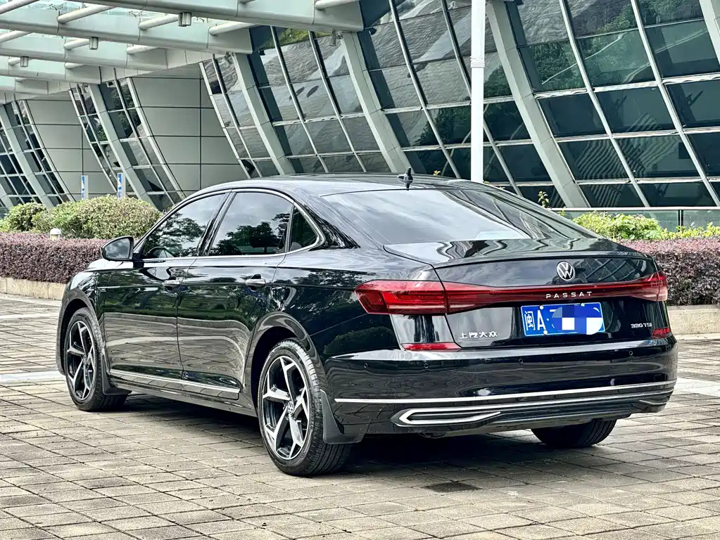 VOLKSWAGEN PASSAT 2023