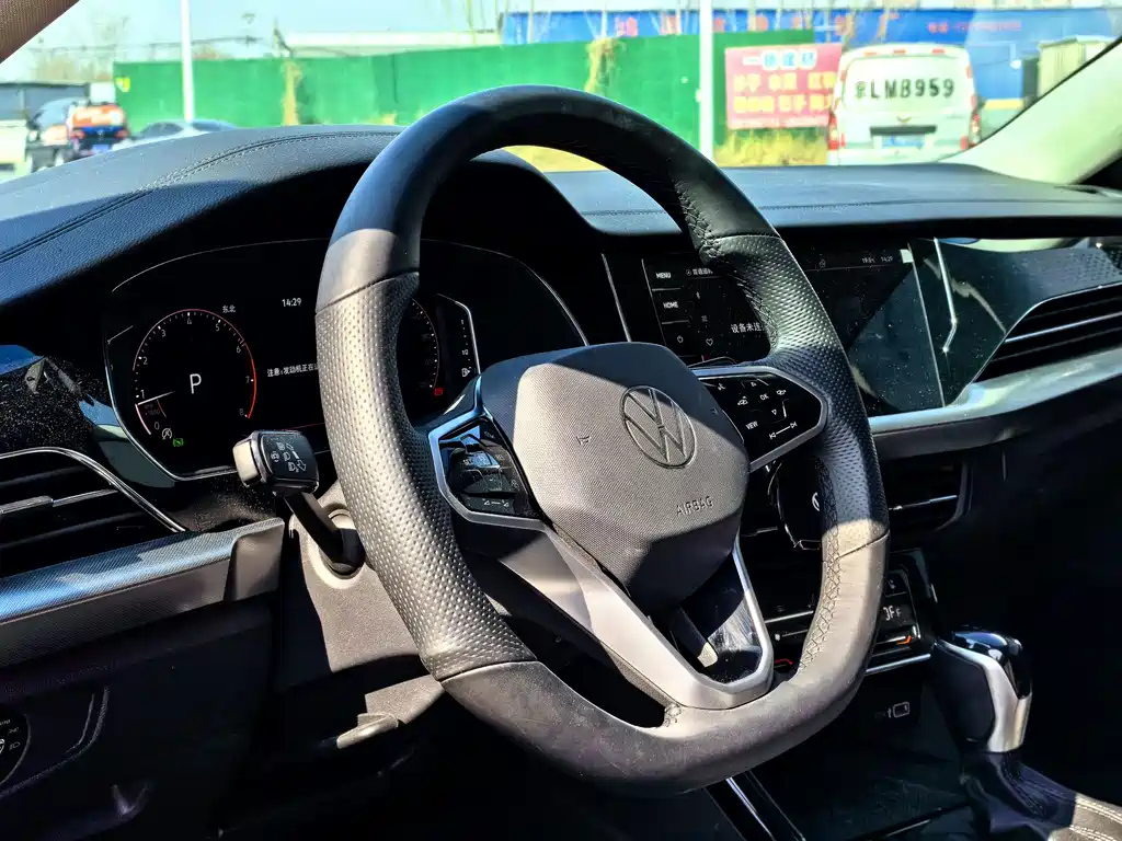 VOLKSWAGEN PASSAT 2023