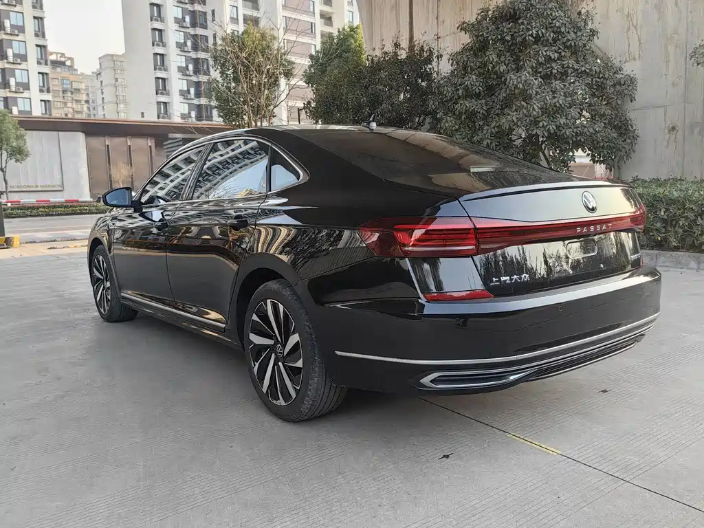 VOLKSWAGEN PASSAT 2023